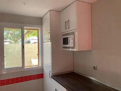 Una cocina o zona de cocina en APARTAMENTO LAS MARINAS MENOS DE 100M DE LA PLAYA WIFI-SMART TV