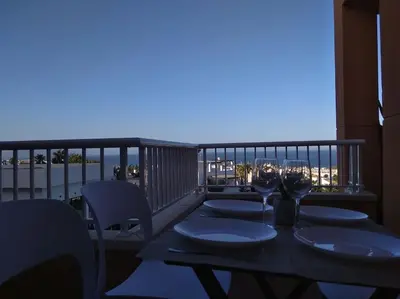 Un balcón o terraza de Estupendo apartamento con vistas directas al mar