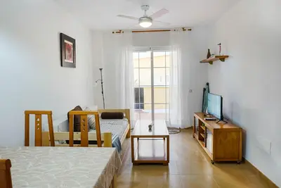 Una televisión o centro de entretenimiento en Piscina playa y relax en familia