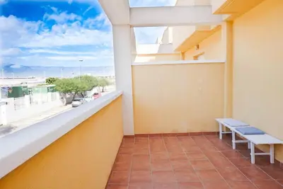 Un balcón o terraza de Piscina playa y relax en familia