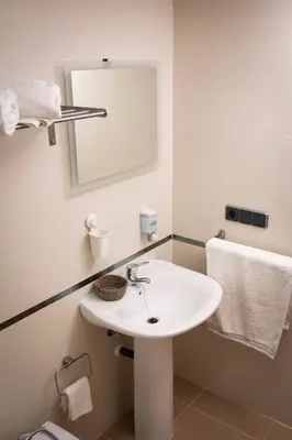 Un baño de Confortable apartamento con garaje en Aguadulce