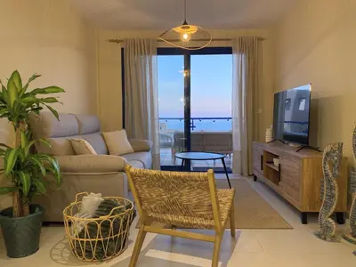 Una televisión o centro de entretenimiento en AURA MAR Mojácar Apartment