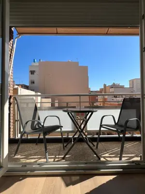 Un balcón o terraza de playa calle California, parking