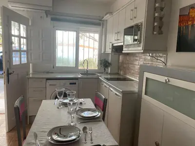 Una cocina o zona de cocina en ESTUDIO EN SANJOSE A 50 M DE LA PLAYA