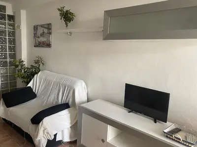 Una televisión o centro de entretenimiento en ESTUDIO EN SANJOSE A 50 M DE LA PLAYA