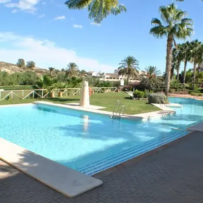 Apartamento con jardín privado y vistas al lago