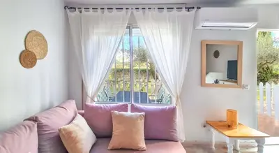 Zona de estar de Garden vistas. Hermoso dúplex con patio, solárium y piscina.