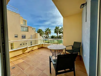 Un balcón o terraza de Apartamento con vistas al mar en urbanización de lujo Almerimar