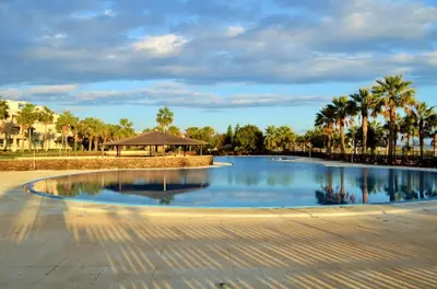 Piscina en o cerca de Apartamento con vistas al mar en urbanización de lujo Almerimar