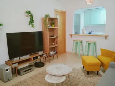 Una televisión o centro de entretenimiento en Bajo con porche en primera línea En Vera, Almeria