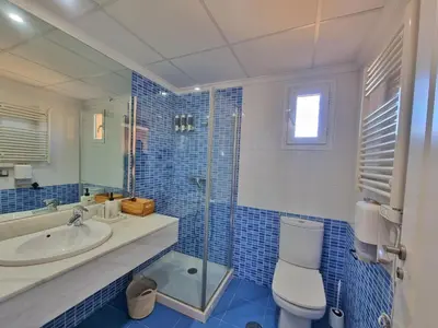 Un baño de Oasis de Lujo Frente al Mar - by Aloha Palma