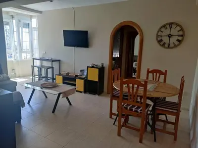 Una televisión o centro de entretenimiento en Acogedor Apartamento frente al mar Elena y Michele