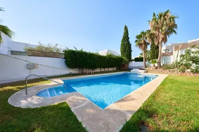 Piscina en o cerca de Vargas Medio