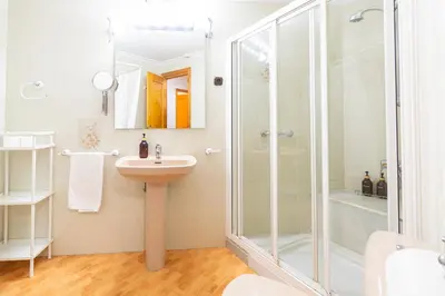 Un baño de Plaza España y Playa La Colonia - by Aloha Palma