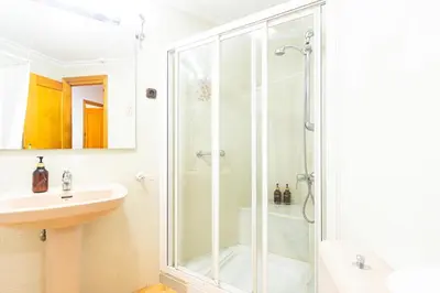 Un baño de Plaza España y Playa La Colonia - by Aloha Palma