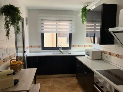 Una cocina o zona de cocina en Apartamento en Roquetas de Mar.