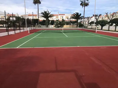 Instalaciones para jugar a tenis o squash en El Paraíso Retamar o alrededores