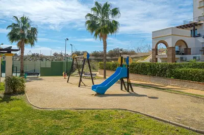 Zona de juegos infantil en Colino