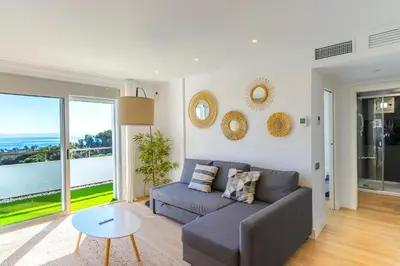 Zona de estar de Apartamento Pura Vida! Vistas al mar, playa a 5 min. Terraza, WiFi y A/A.