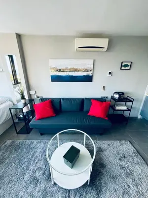 Zona de estar de Apartamento en Aguadulce Playa con vistas al mar y piscina