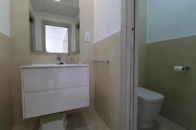 Un baño de CASA MILA, precioso apartamento