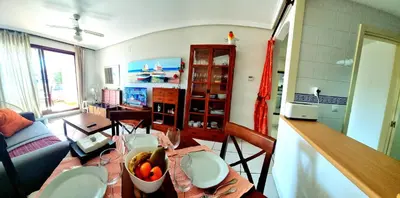 Una televisión o centro de entretenimiento en Apartamento 1 habitación con vistas al mar Jardines de Nuevo Vera