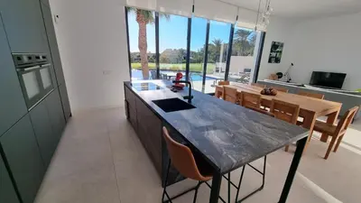 Una televisión o centro de entretenimiento en villa bella