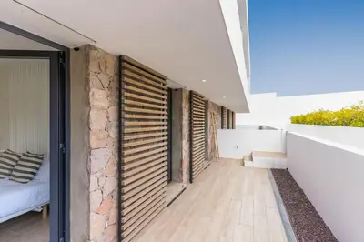 Un balcón o terraza de Genoveses Suites, 3 Hab, garaje, piscina, solárium y WiFi