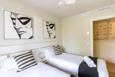 Cama o camas de una habitación en Genoveses Suites, 3 Hab, garaje, piscina, solárium y WiFi
