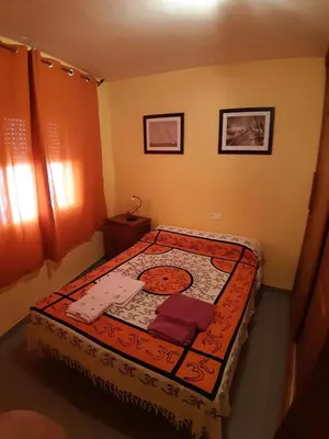 Cama o camas de una habitación en casa con cochera