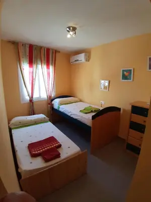 Cama o camas de una habitación en casa con cochera