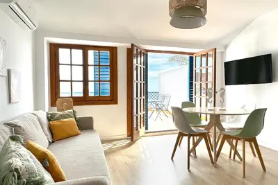 Una televisión o centro de entretenimiento en Apartamentos Vela Blanca