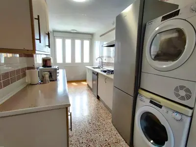 Una cocina o zona de cocina en Piso cerca Playa con 2 duchas y 5 Aires Acondicionados