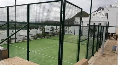Instalaciones para jugar a tenis o squash en Falcon y Golf o alrededores