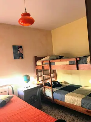 Cama o camas de una habitación en Casita la paloma bonita del pescador hasta 5 personas en el casco antiguo la médina centro almeria bajo alcazaba terraza buena vista parking privado y sabanas en opción