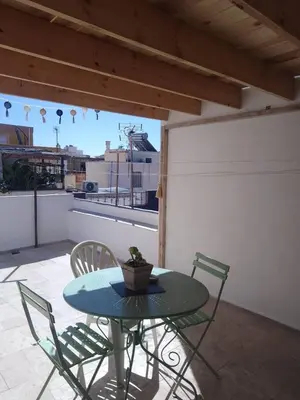 Un balcón o terraza de Casita la paloma bonita del pescador hasta 5 personas en el casco antiguo la médina centro almeria bajo alcazaba terraza buena vista parking privado y sabanas en opción