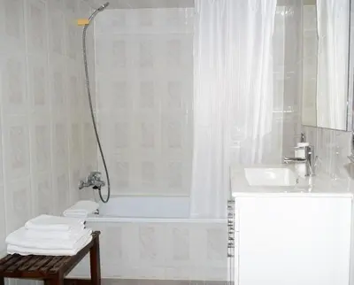 Un baño de Luminoso apartamento que tiene amplia terraza, gran piscina y a 4 min de la playa