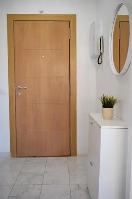 Plano de Luminoso apartamento que tiene amplia terraza, gran piscina y a 4 min de la playa