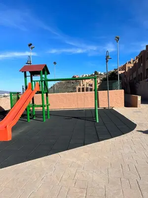 Zona de juegos infantil en Fabuloso apartamento en Marina de la Torre