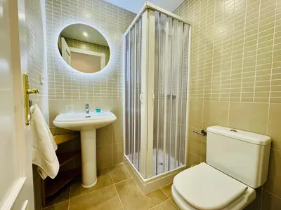 Un baño de AquaHome- Precioso apartamento con piscina, 3 minutos a pie de Vera Playa