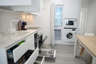 Una cocina o zona de cocina en Paseo Marítimo - Apartamento a estrenar, a pie de playa, con 2 baños