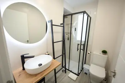 Un baño de Paseo Marítimo - Apartamento a estrenar, a pie de playa, con 2 baños