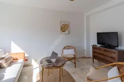 Una televisión o centro de entretenimiento en TrendyHomes San Sebastián