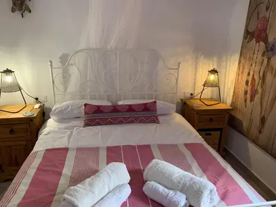 Cama o camas de una habitación en Casa Meraki - Entire Private Suite , 1 bed , Lounge Kitchen , Shower Room & More