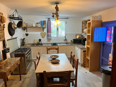 Una cocina o zona de cocina en Casa Meraki - Entire Private Suite , 1 bed , Lounge Kitchen , Shower Room & More