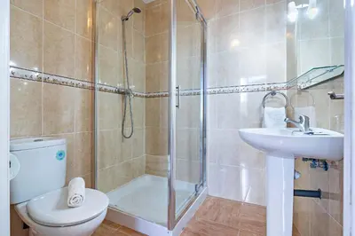 Un baño de Apartamentos Dulcemar Frente al Mar con zona SPA