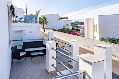Un balcón o terraza de Apartamentos Dulcemar Frente al Mar con zona SPA