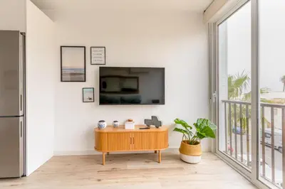 Una televisión o centro de entretenimiento en Apartamento Studio al Mar R&R