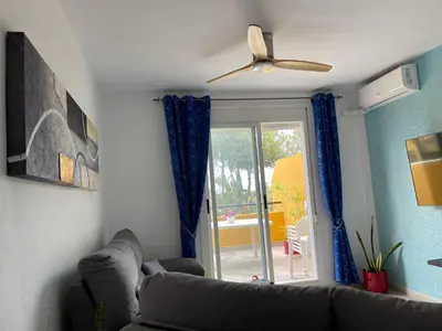 Una televisión o centro de entretenimiento en CASA EVA Naturista, Vera Playa