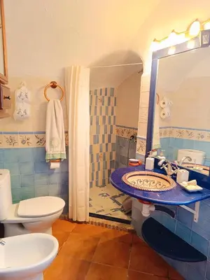 Un baño de Casa Cueva The Exclusive Royal Andalusian Cave